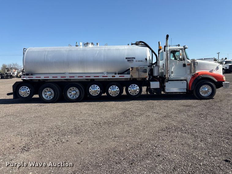 image for item EG8907 2015 International DF677 vacuum truck