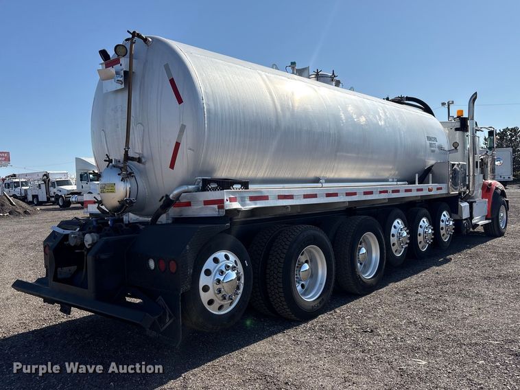 image for item EG8907 2015 International DF677 vacuum truck