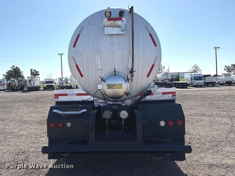 image for item EG8907 2015 International DF677 vacuum truck