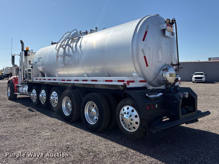 image for item EG8907 2015 International DF677 vacuum truck