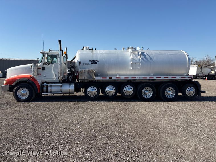 image for item EG8907 2015 International DF677 vacuum truck