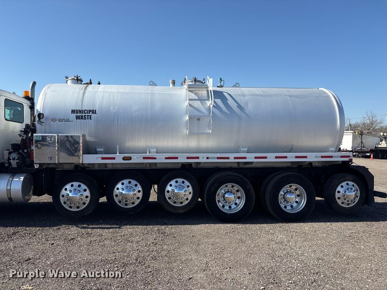 image for item EG8907 2015 International DF677 vacuum truck