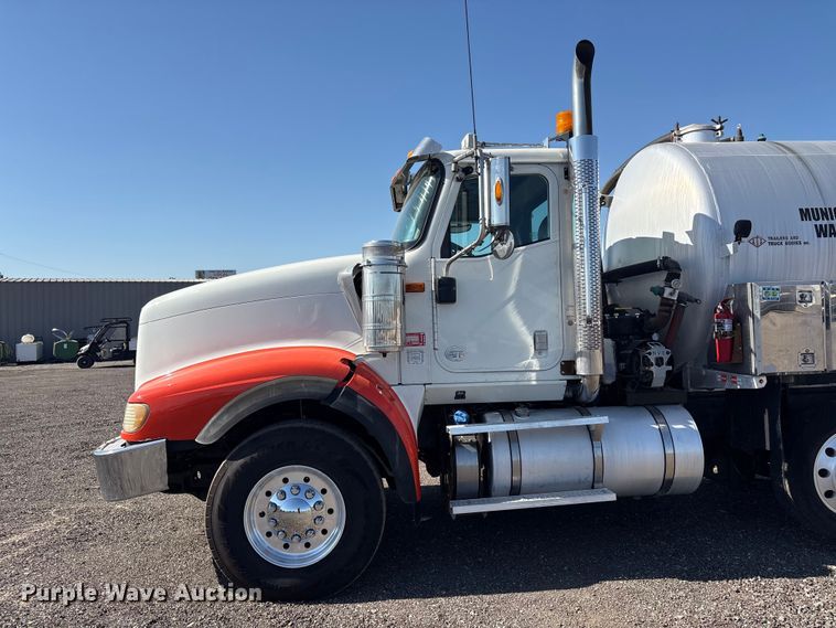 image for item EG8907 2015 International DF677 vacuum truck