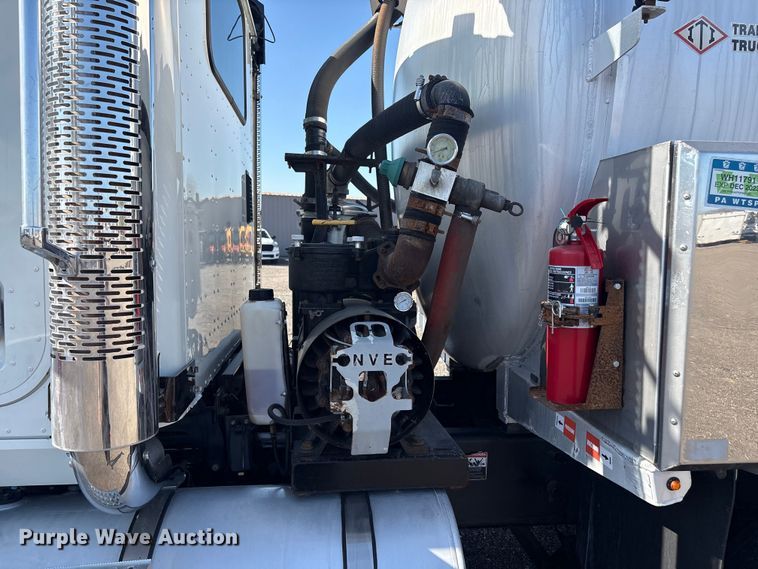 image for item EG8907 2015 International DF677 vacuum truck