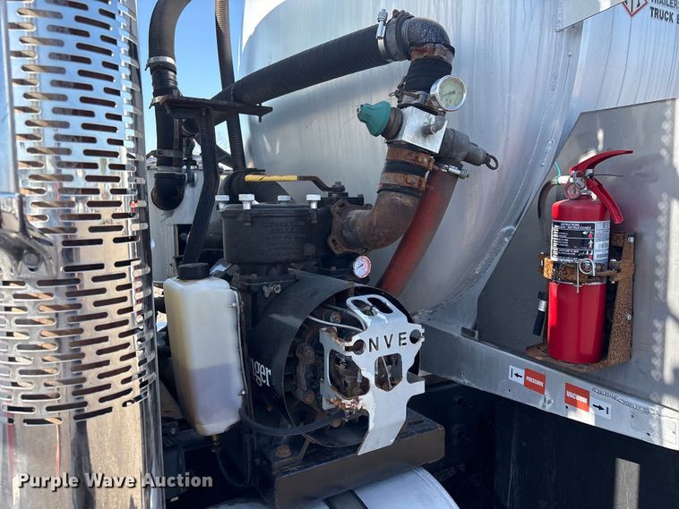 image for item EG8907 2015 International DF677 vacuum truck