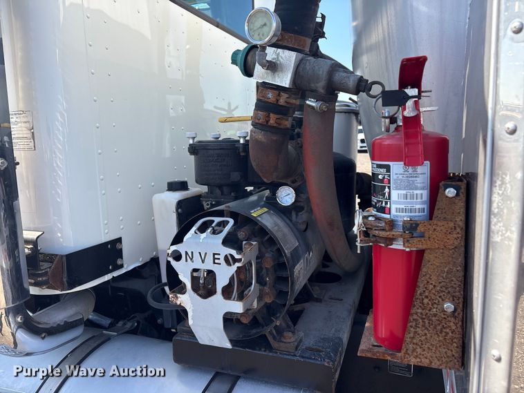 image for item EG8907 2015 International DF677 vacuum truck