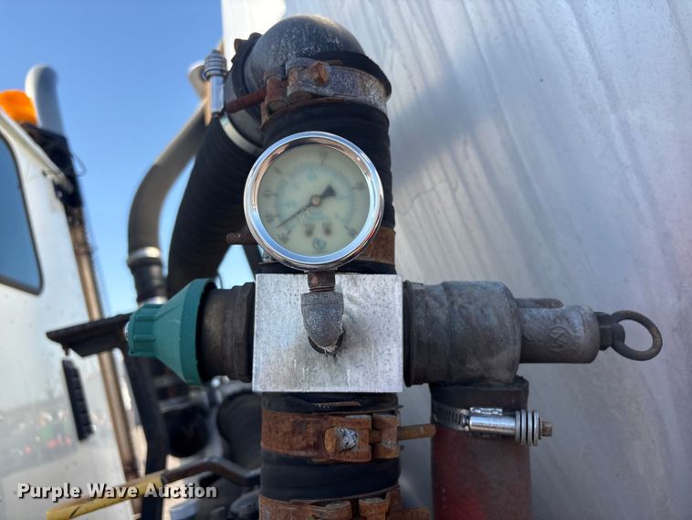 image for item EG8907 2015 International DF677 vacuum truck