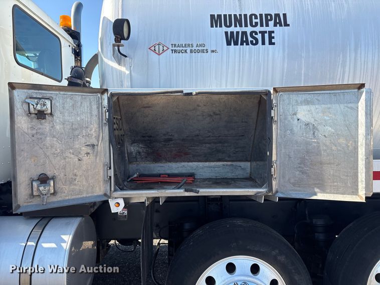 image for item EG8907 2015 International DF677 vacuum truck