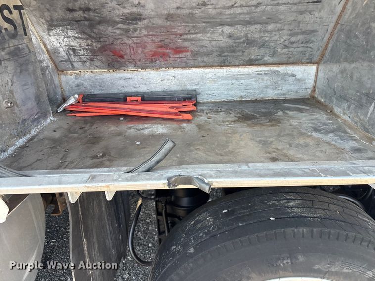 image for item EG8907 2015 International DF677 vacuum truck