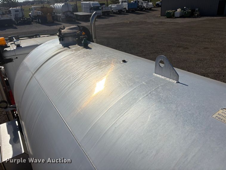 image for item EG8907 2015 International DF677 vacuum truck