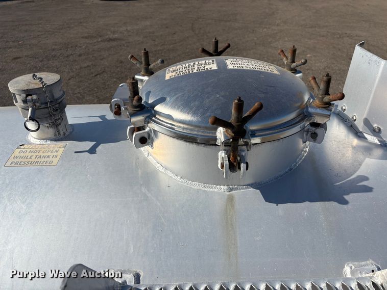 image for item EG8907 2015 International DF677 vacuum truck