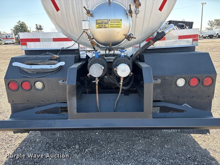 image for item EG8907 2015 International DF677 vacuum truck