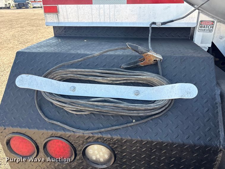 image for item EG8907 2015 International DF677 vacuum truck