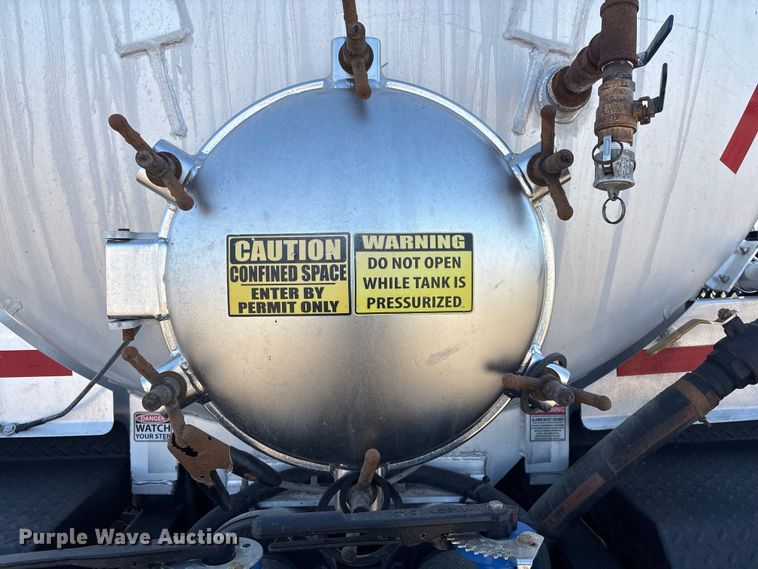 image for item EG8907 2015 International DF677 vacuum truck