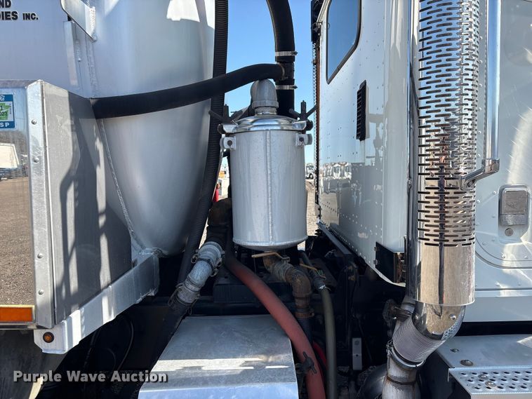 image for item EG8907 2015 International DF677 vacuum truck