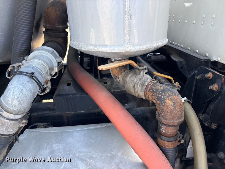 image for item EG8907 2015 International DF677 vacuum truck