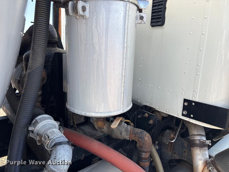 image for item EG8907 2015 International DF677 vacuum truck