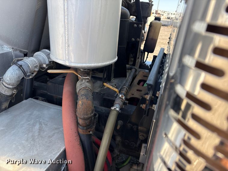 image for item EG8907 2015 International DF677 vacuum truck