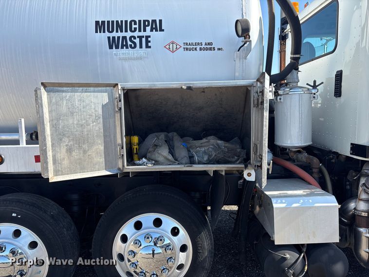 image for item EG8907 2015 International DF677 vacuum truck