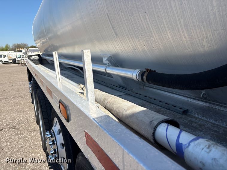 image for item EG8907 2015 International DF677 vacuum truck