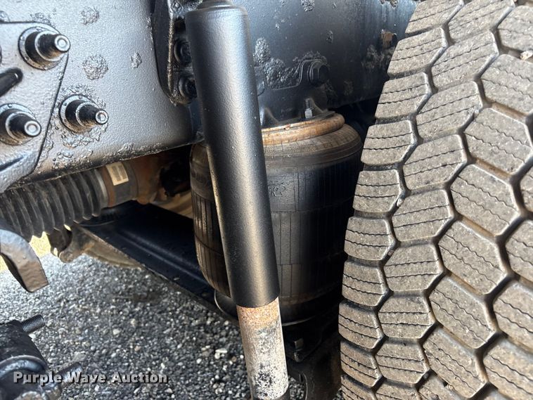 image for item EG8907 2015 International DF677 vacuum truck