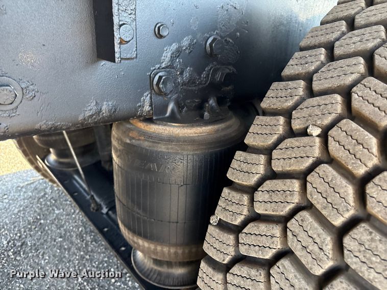 image for item EG8907 2015 International DF677 vacuum truck