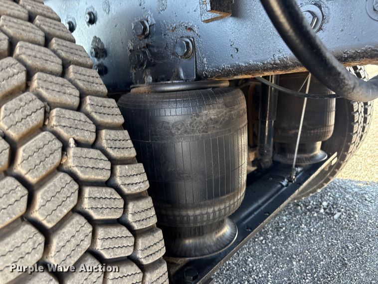 image for item EG8907 2015 International DF677 vacuum truck