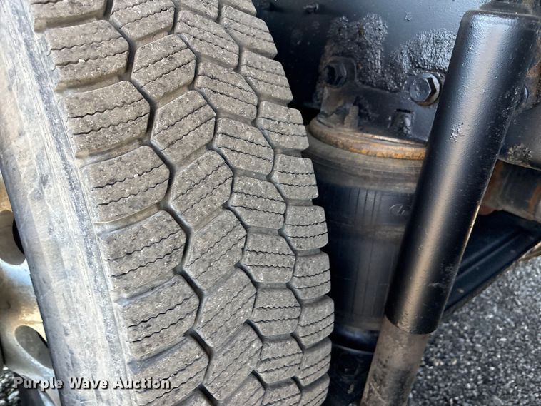 image for item EG8907 2015 International DF677 vacuum truck