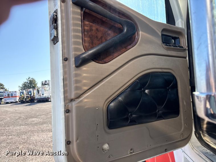 image for item EG8907 2015 International DF677 vacuum truck