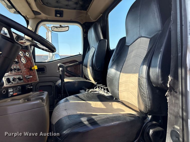 image for item EG8907 2015 International DF677 vacuum truck