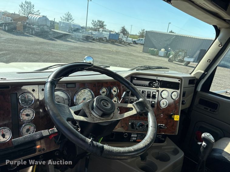 image for item EG8907 2015 International DF677 vacuum truck