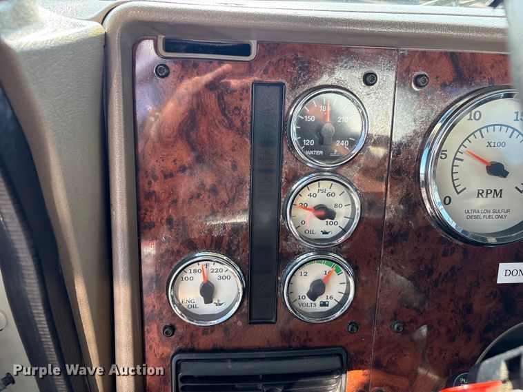 image for item EG8907 2015 International DF677 vacuum truck