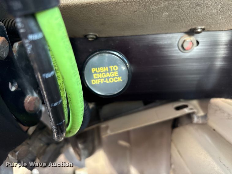 image for item EG8907 2015 International DF677 vacuum truck