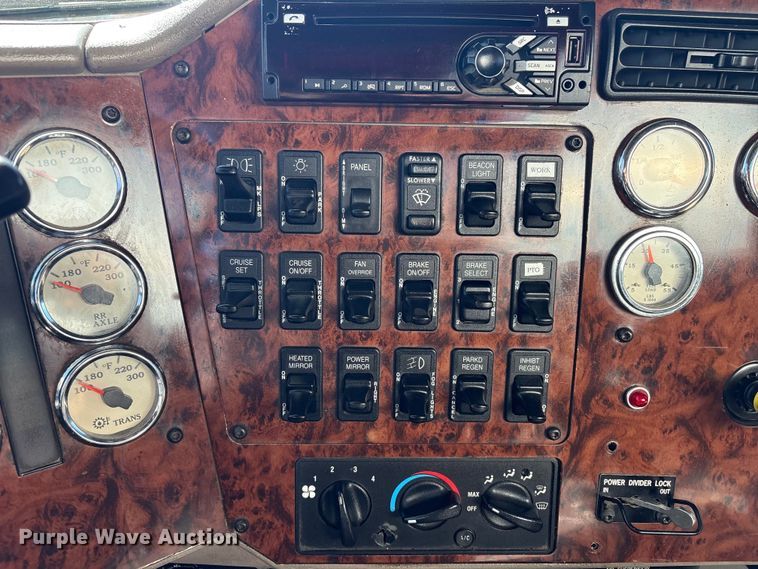 image for item EG8907 2015 International DF677 vacuum truck