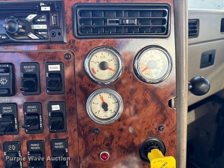 image for item EG8907 2015 International DF677 vacuum truck