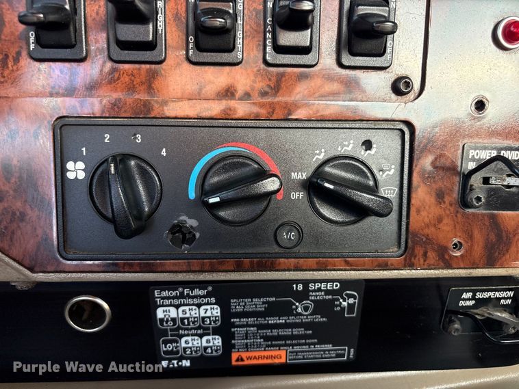 image for item EG8907 2015 International DF677 vacuum truck