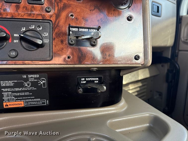 image for item EG8907 2015 International DF677 vacuum truck