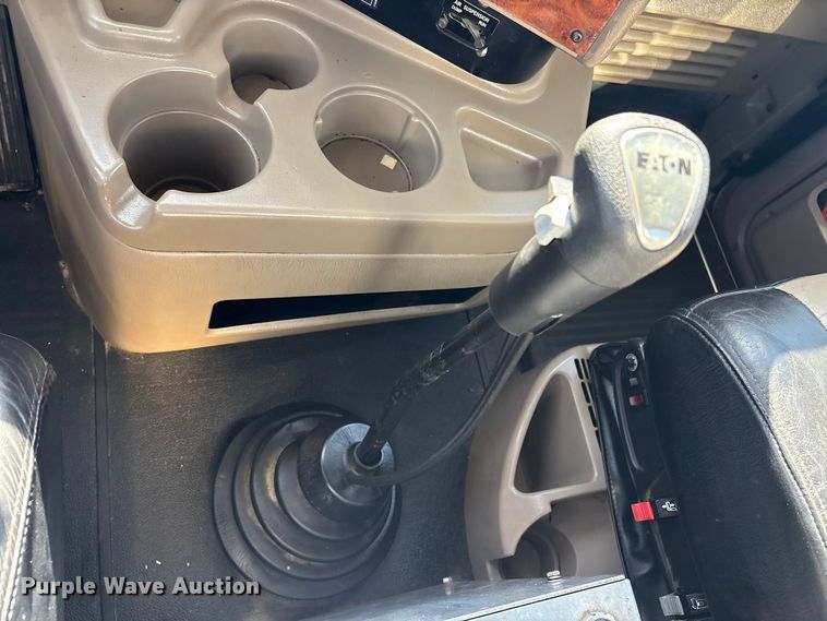 image for item EG8907 2015 International DF677 vacuum truck