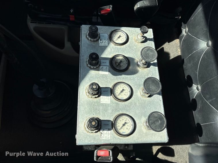 image for item EG8907 2015 International DF677 vacuum truck