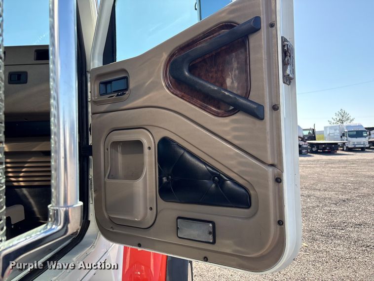 image for item EG8907 2015 International DF677 vacuum truck