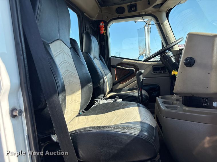 image for item EG8907 2015 International DF677 vacuum truck