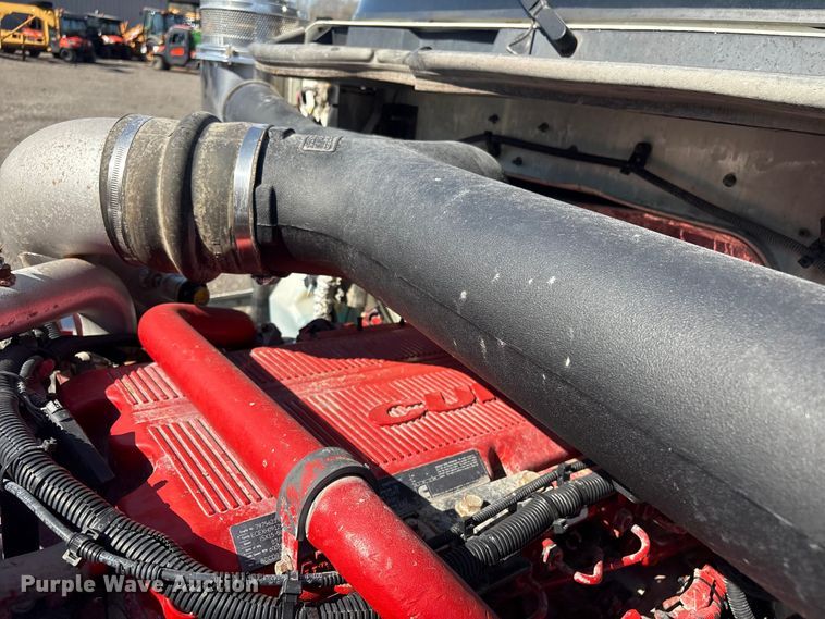 image for item EG8907 2015 International DF677 vacuum truck