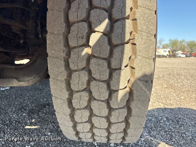 image for item EG8907 2015 International DF677 vacuum truck