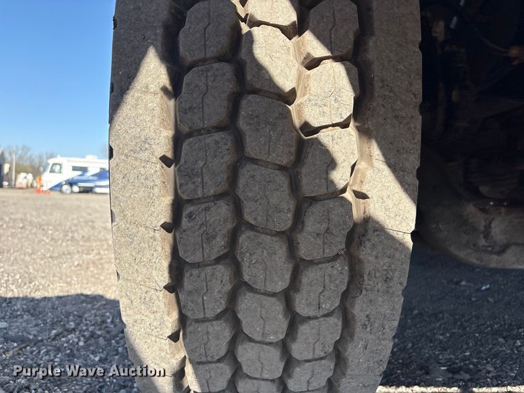 image for item EG8907 2015 International DF677 vacuum truck