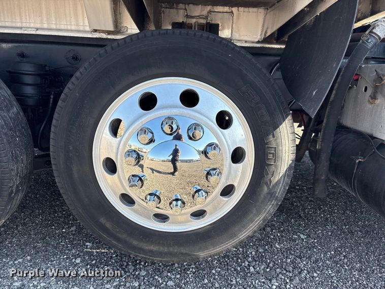 image for item EG8907 2015 International DF677 vacuum truck