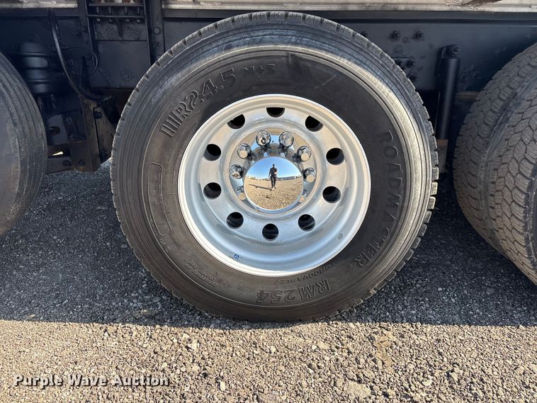 image for item EG8907 2015 International DF677 vacuum truck