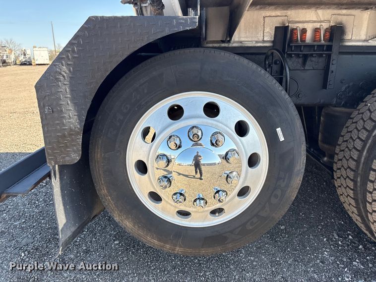 image for item EG8907 2015 International DF677 vacuum truck