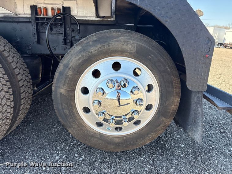 image for item EG8907 2015 International DF677 vacuum truck