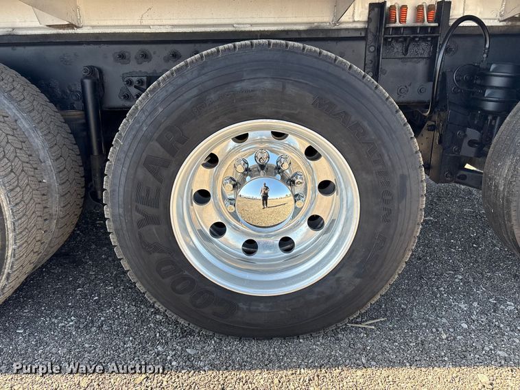 image for item EG8907 2015 International DF677 vacuum truck