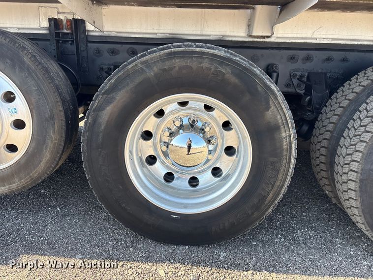 image for item EG8907 2015 International DF677 vacuum truck